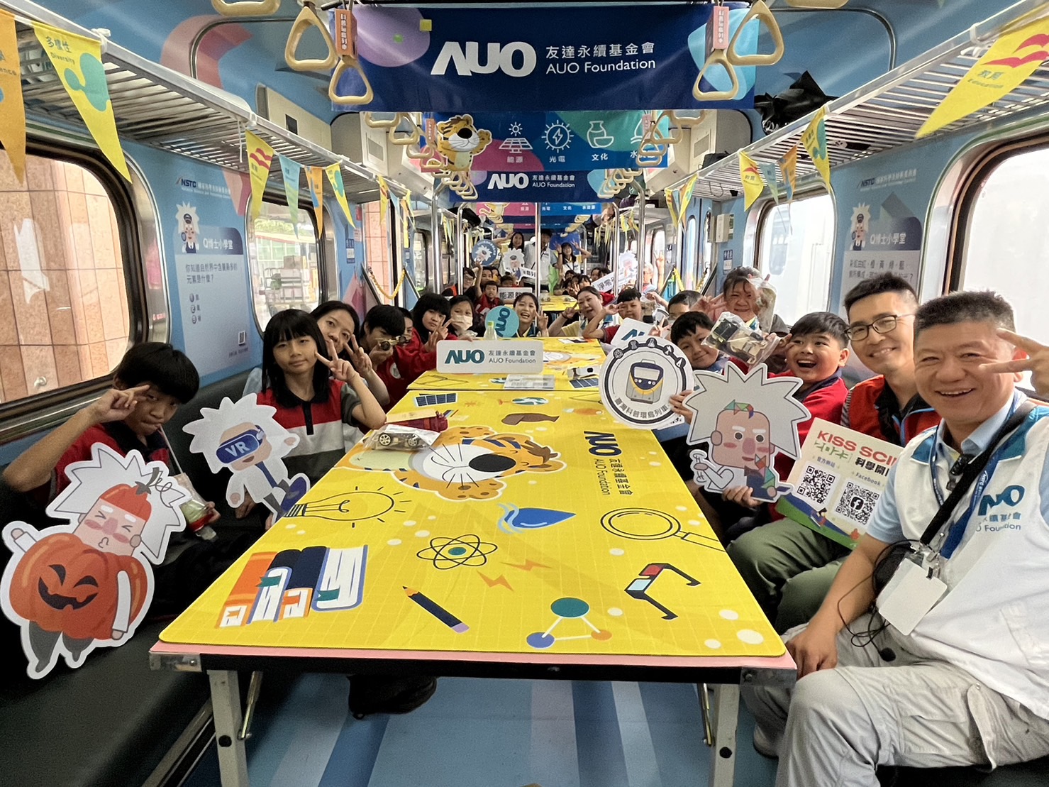 博天堂永續基金會參與「臺灣科普環島列車」，設計基礎科學車廂課程，以「淨零碳排和永續能源」為主題，讓學生透過創意實驗認識淨零知識，以及思考生活中的減碳行為
