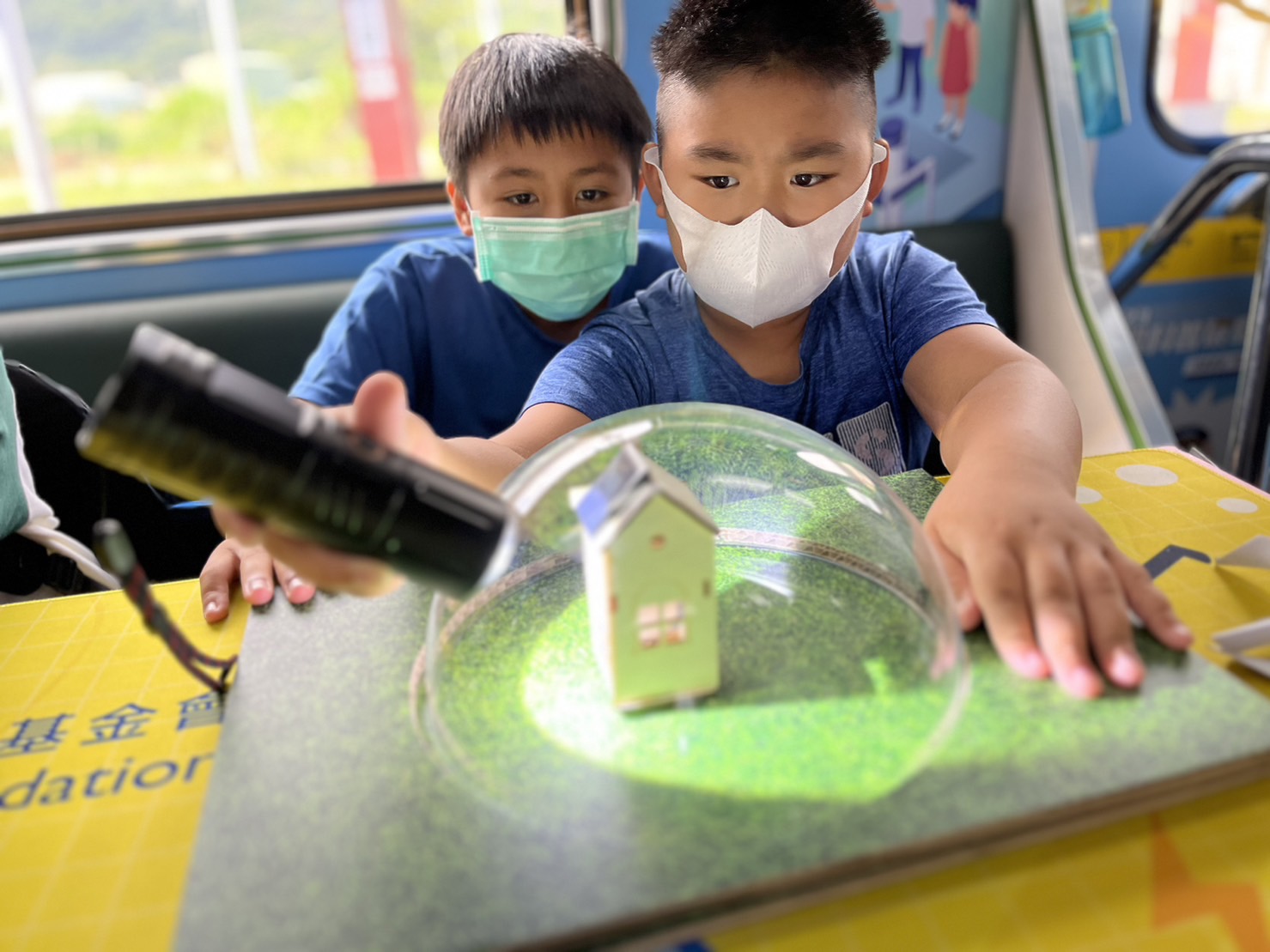 博天堂參與基礎科學主題車廂，以STEAM教學精神，設計「逐日科學家」、「太陽能工程師」以及「淨零建築師」三大能源科普課程和實驗